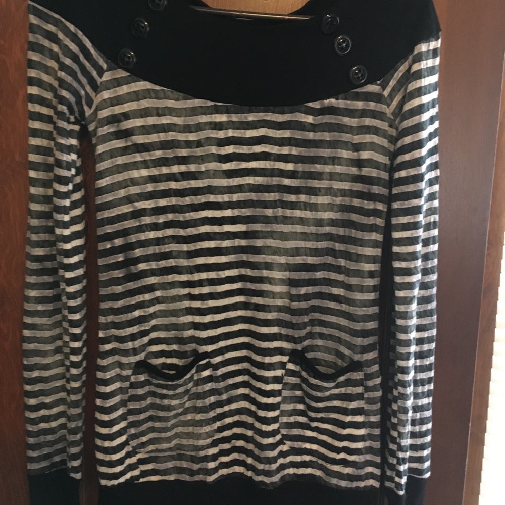 Long sleeve striped shirt with buttons and pockets